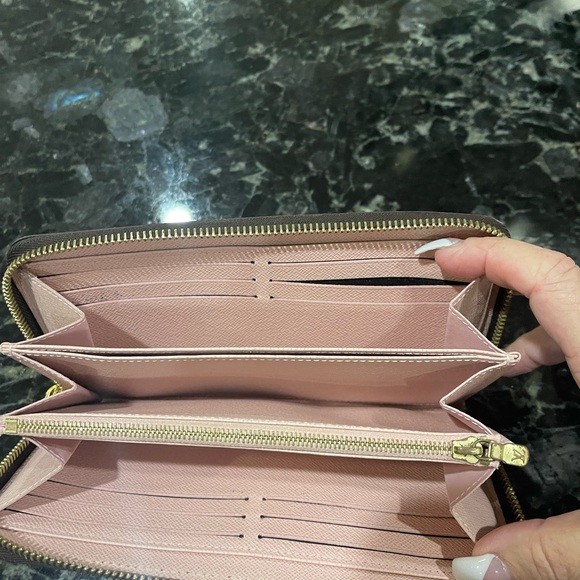 Louis Vuitton Zippy Wallet - Picture 7 of 8